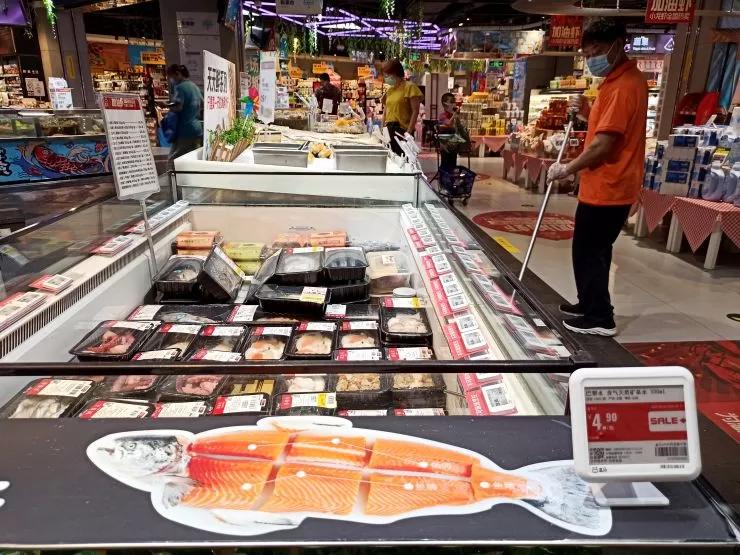 6月13日，北京丰台区一家超市内的三文鱼已下架。北京连续两天出现新增新冠肺炎确诊病例，新发地批发市场从切割进口三文鱼的案板中检测到了新冠病毒。__中新社记者 张宇 摄