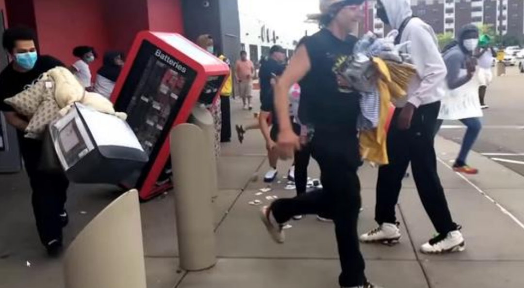 暖心! 一群黑人抗议者将一名受伤白人托举运给警察: 他有生命危险 救救他!