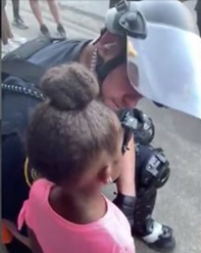 暖心! 一群黑人抗议者将一名受伤白人托举运给警察: 他有生命危险 救救他!