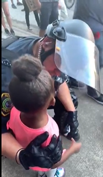 暖心! 一群黑人抗议者将一名受伤白人托举运给警察: 他有生命危险 救救他!