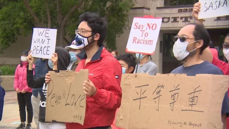 暖心加拿大! 数百华人上街游行抗议歧视 市长撑腰 警察护航 路人鸣笛支持!