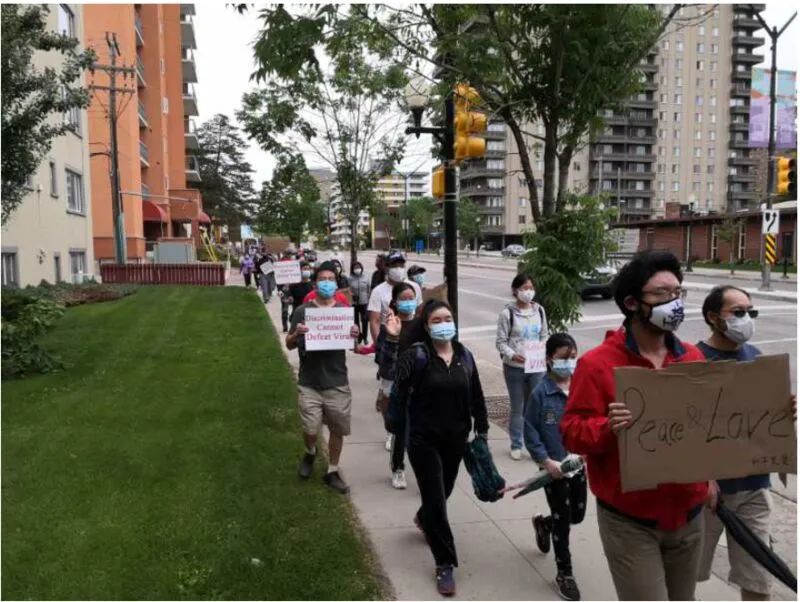 暖心加拿大! 数百华人上街游行抗议歧视 市长撑腰 警察护航 路人鸣笛支持!