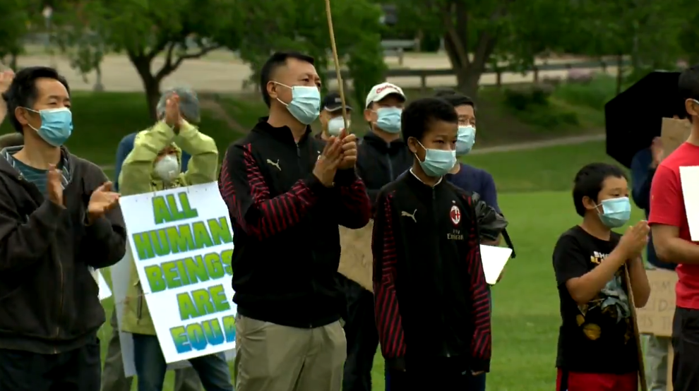 暖心加拿大! 数百华人上街游行抗议歧视 市长撑腰 警察护航 路人鸣笛支持!