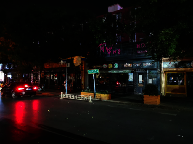 北京最热闹的三里屯酒吧一条街，16日晚上10点，已漆黑一片，全部停止营业。记者赖锦宏／摄影