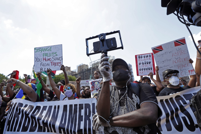 美国各地连日出现“黑人的命也是命”示威活动，一名波特兰男子参加抗议后，因身体不适而就医，确诊感染新冠病毒。(美联社)