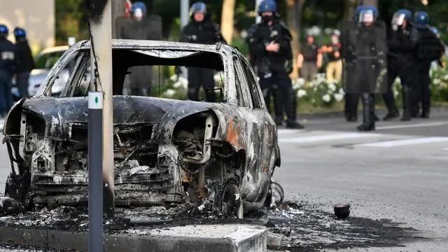 法国也乱了! 大规模骚乱爆发 黑帮持机枪上街扫射 4天4夜大混战!