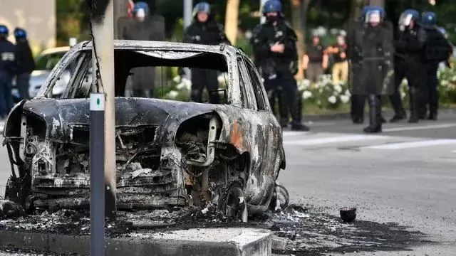 法国也乱了! 大规模骚乱爆发 黑帮持机枪上街扫射 4天4夜大混战!