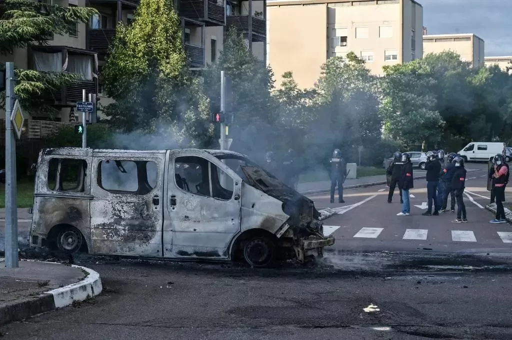 法国也乱了! 大规模骚乱爆发 黑帮持机枪上街扫射 4天4夜大混战!
