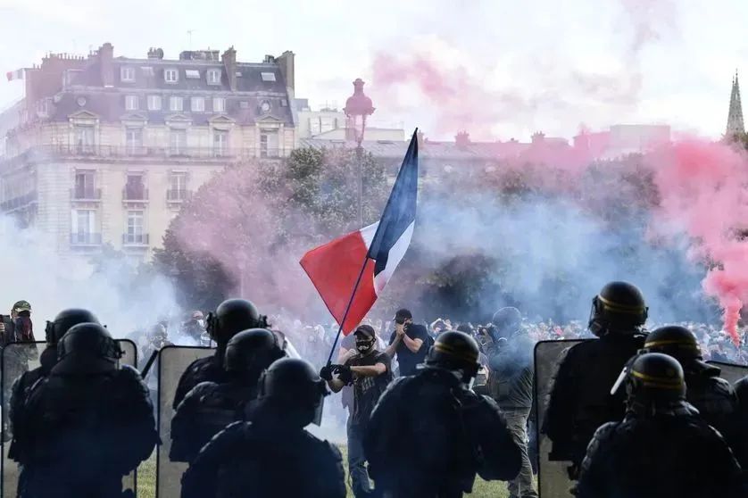 法国也乱了! 大规模骚乱爆发 黑帮持机枪上街扫射 4天4夜大混战!