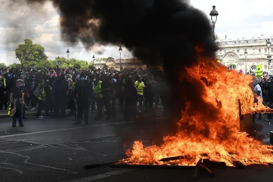 法国也乱了! 大规模骚乱爆发 黑帮持机枪上街扫射 4天4夜大混战!