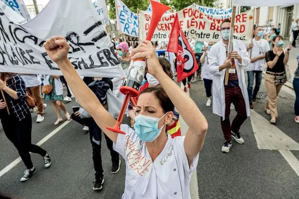 法国也乱了! 大规模骚乱爆发 黑帮持机枪上街扫射 4天4夜大混战!
