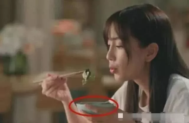 最欠揍的穿帮镜头：海绵宝宝的手铐我忍了，杨幂这是穿衣服了没?