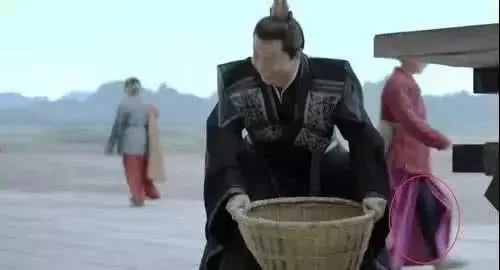 最欠揍的穿帮镜头：海绵宝宝的手铐我忍了，杨幂这是穿衣服了没?