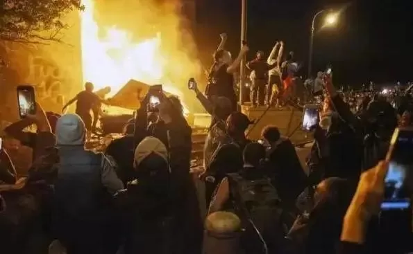 惊! 为了5块钱 华人小伙当街被劫匪用枪顶头 结局大快人心!