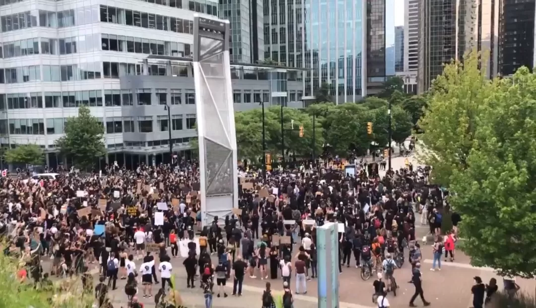 温哥华市中心瘫了! 游行再爆发 示威者肉身拦路 沿路商家紧急关店!