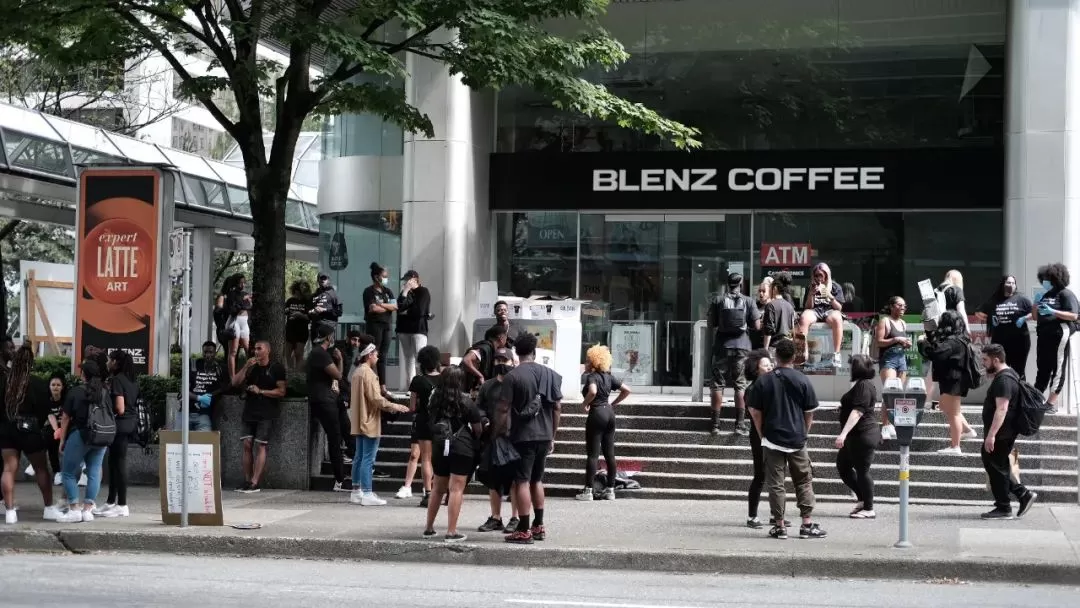 温哥华市中心瘫了! 游行再爆发 示威者肉身拦路 沿路商家紧急关店!