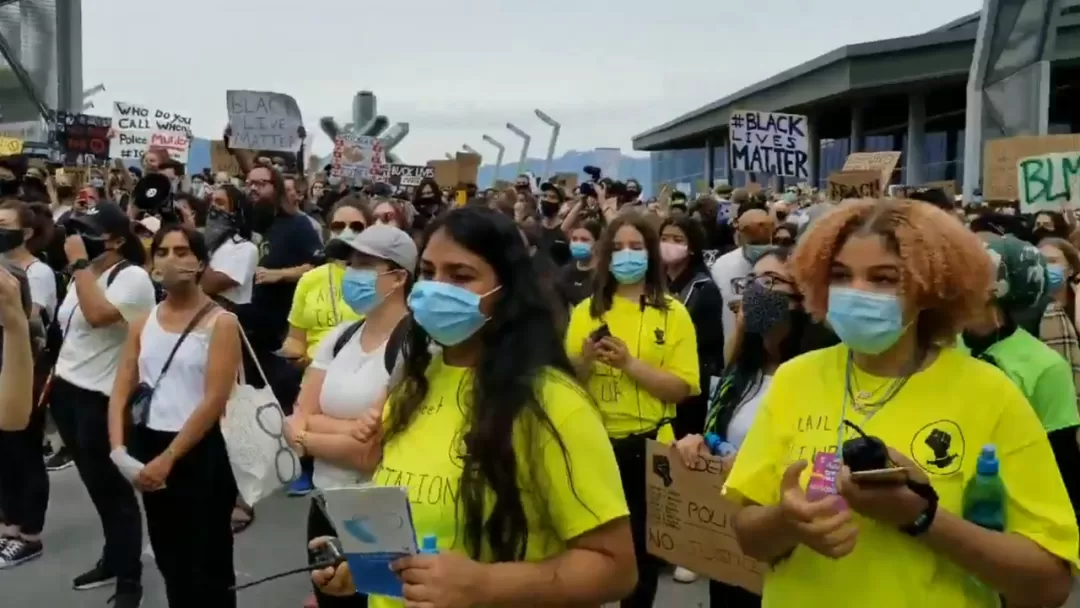 温哥华市中心瘫了! 游行再爆发 示威者肉身拦路 沿路商家紧急关店!