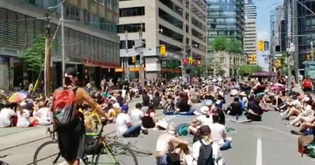 温哥华市中心瘫了! 游行再爆发 示威者肉身拦路 沿路商家紧急关店!