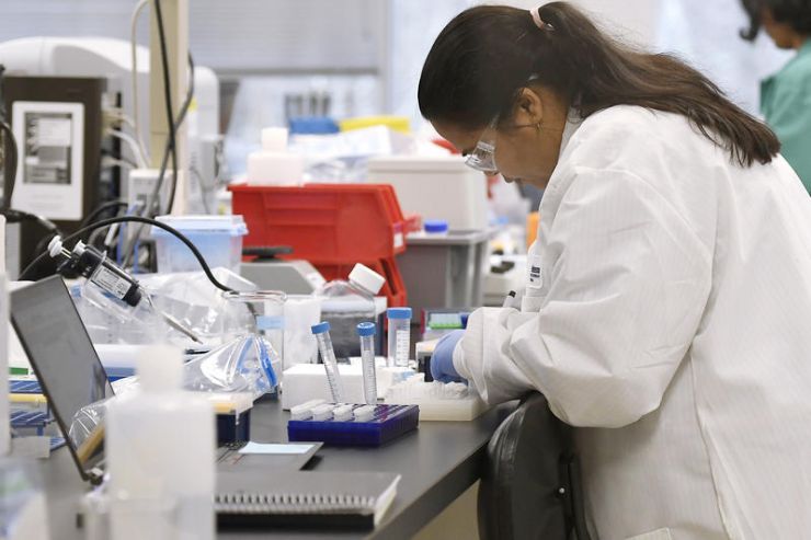 研究人员在康州Meriden一家研制新冠病毒疫苗的生物实验室工作。（图片来源：美联社）
