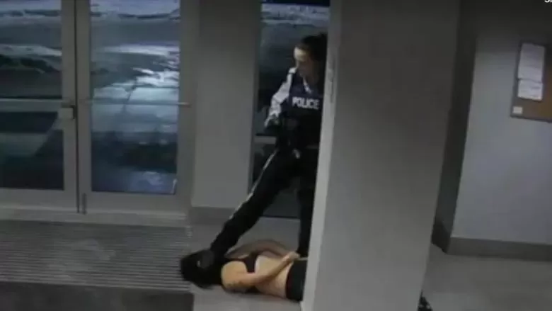 震惊全国! UBC华人女学生遭警察踩头施暴 穿着内衣被拖出公寓楼! 视频曝光!