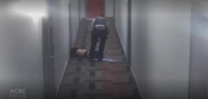 震惊全国! UBC华人女学生遭警察踩头施暴 穿着内衣被拖出公寓楼! 视频曝光!
