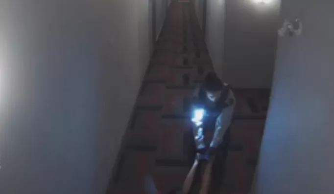 震惊全国! UBC华人女学生遭警察踩头施暴 穿着内衣被拖出公寓楼! 视频曝光!