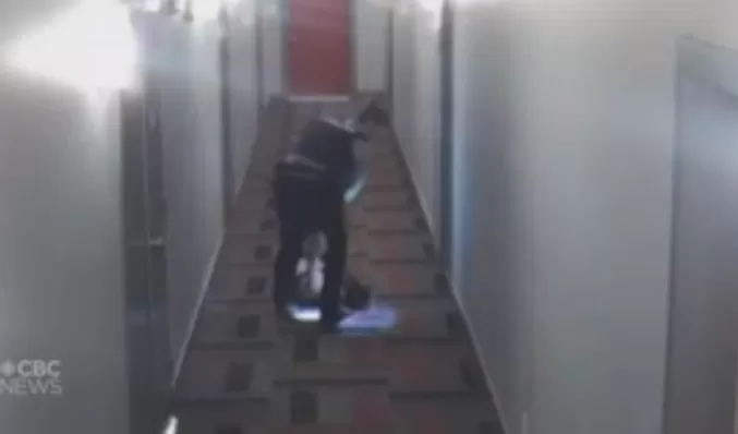 震惊全国! UBC华人女学生遭警察踩头施暴 穿着内衣被拖出公寓楼! 视频曝光!