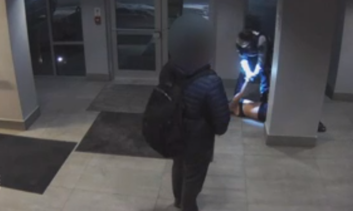 震惊全国! UBC华人女学生遭警察踩头施暴 穿着内衣被拖出公寓楼! 视频曝光!