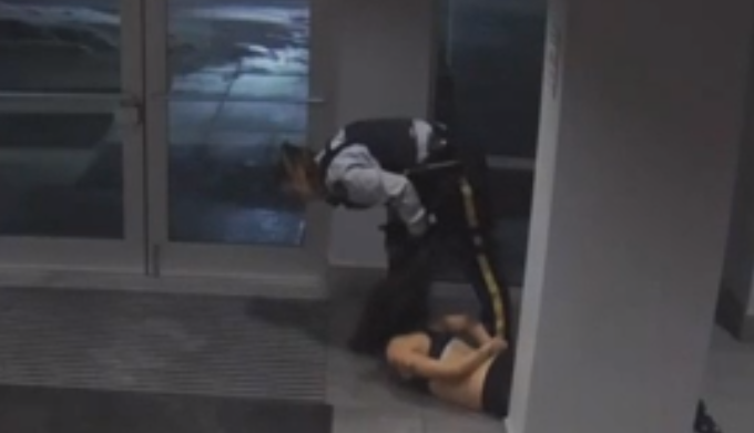 震惊全国! UBC华人女学生遭警察踩头施暴 穿着内衣被拖出公寓楼! 视频曝光!