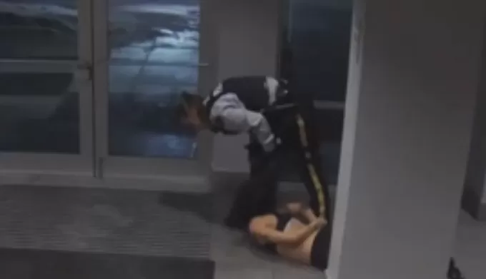 震惊全国! UBC华人女学生遭警察踩头施暴 穿着内衣被拖出公寓楼! 视频曝光!