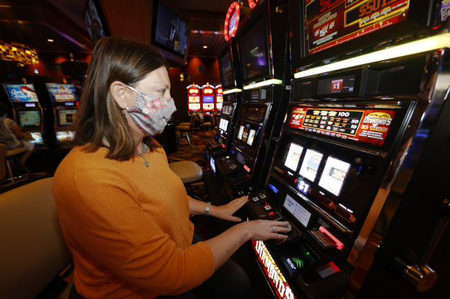  随各州解封，赌场也成为传播新冠病毒的群聚热点。图为一名妇女17日在科罗拉多的赌场试手气。(美联社)