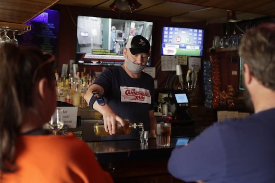 5月4日，密苏里州一家酒吧重新开业。（图片来源：美联社）