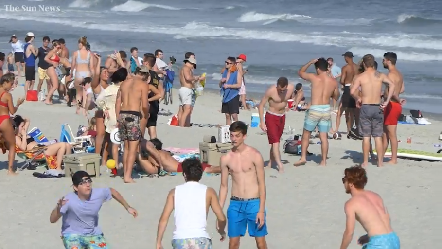 悲剧! 100名学生涌向海滩狂欢 俊男美女贴身拍抖音 回家后相继确诊!