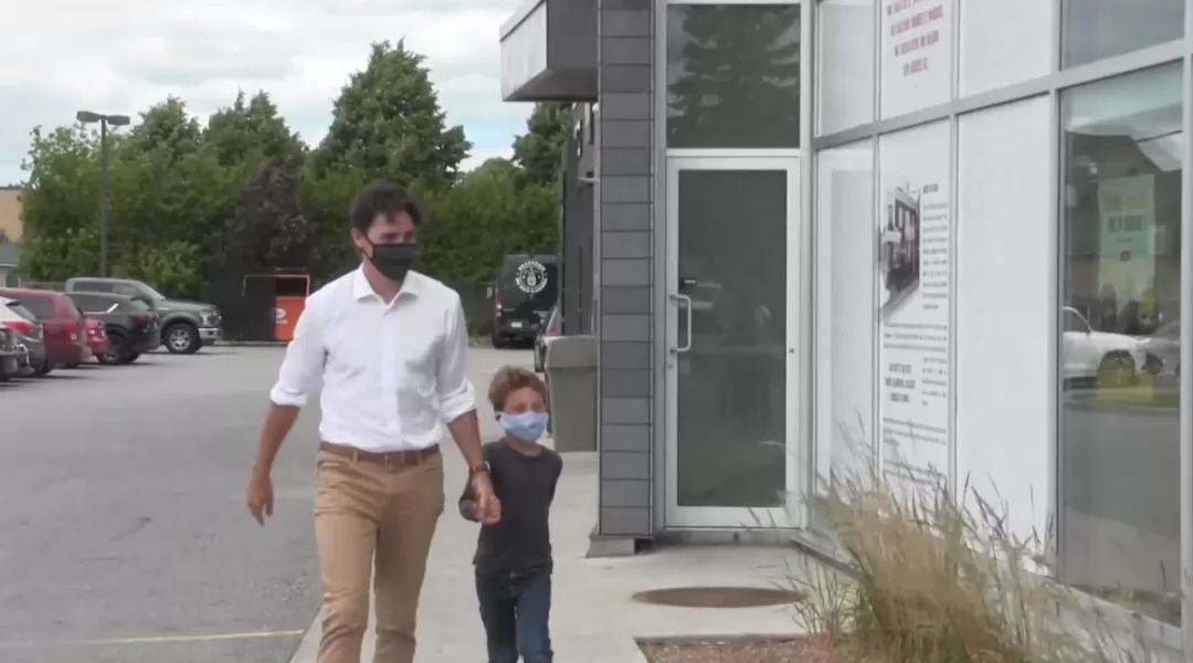 温馨! 特鲁多拉着儿子买冰淇淋 当街摘下口罩开舔 总理这段时间也憋坏了