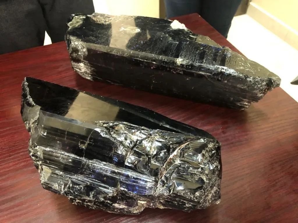 牛!  矿工大叔挖出绝世宝石 秒变亿万富翁 4个老婆30个娃乐疯!