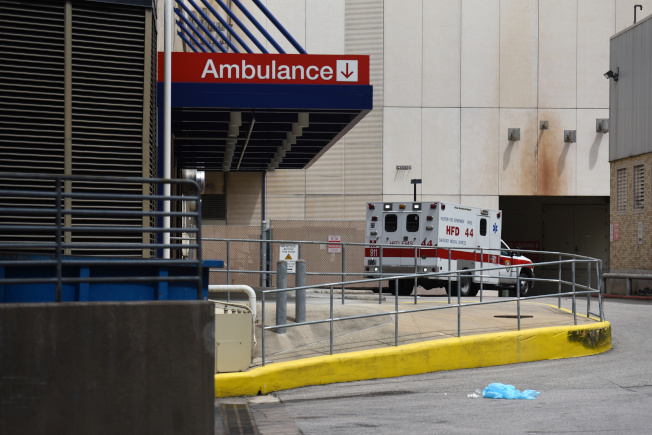 休士顿疫情严峻，图为一辆载送病患救护车28日抵达卫理公会系统医院急诊室画面。路透