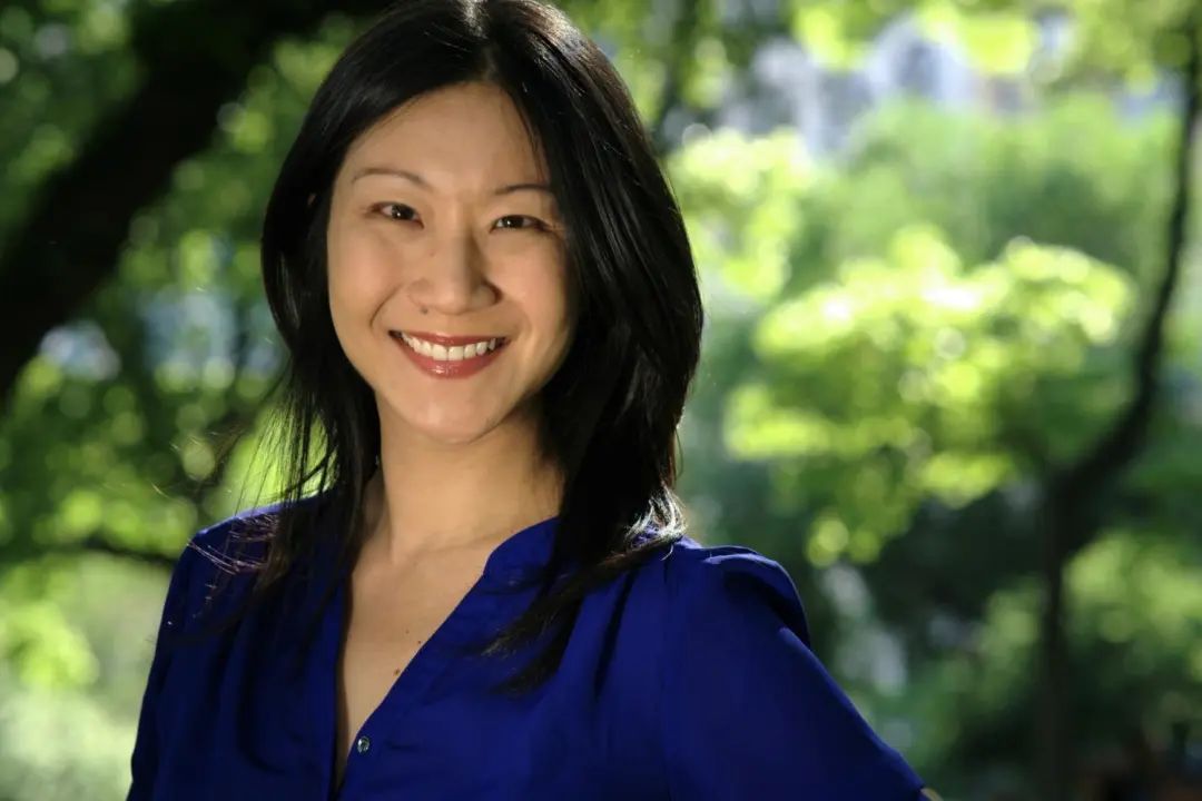 牛! 华人美女辞去百万年薪工作 专门干这事 一上台惊艳所有老外!