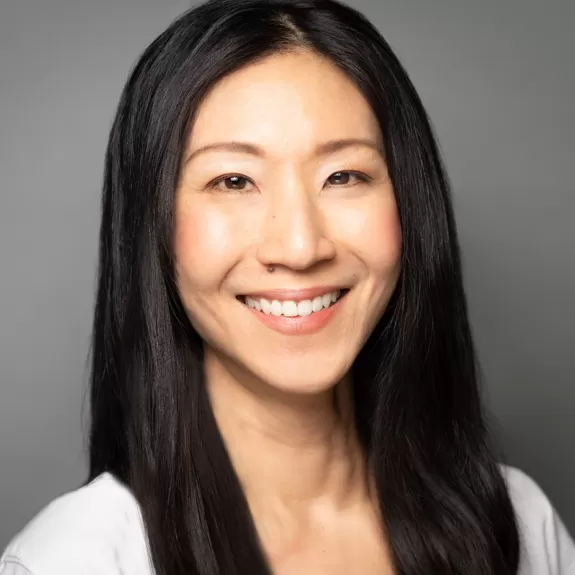 牛! 华人美女辞去百万年薪工作 专门干这事 一上台惊艳所有老外!