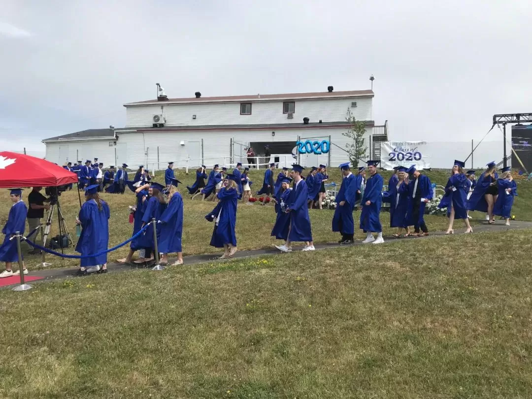 可怕! 加国学校毕业典礼如下饺子 少男少女挤成一团 毕业礼物想得新冠?