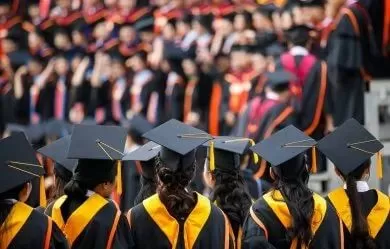 可怕! 加国学校毕业典礼如下饺子 少男少女挤成一团 毕业礼物想得新冠?