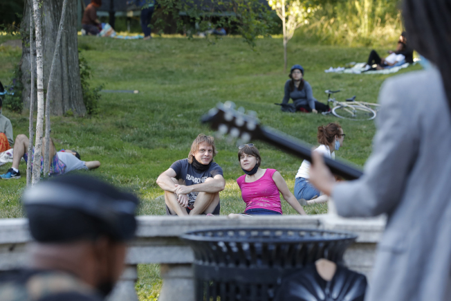 纽约布鲁克林展望公园(Prospect Park)，市民在草地上休憩。(美联社)
