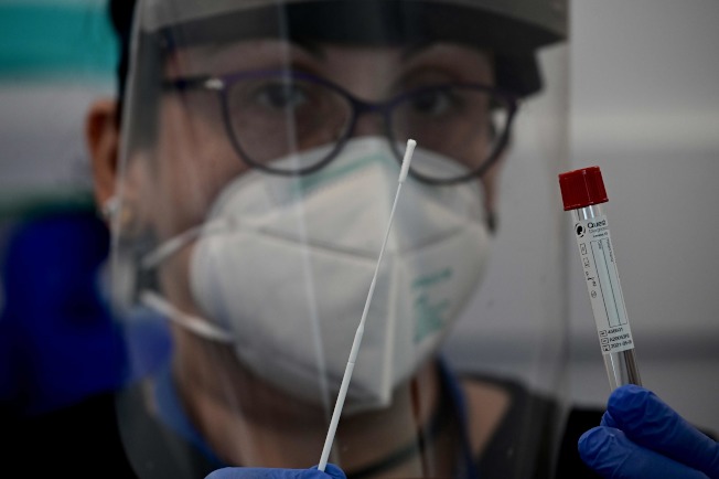 图为护士在协助进行新冠肺炎检测。Getty Images