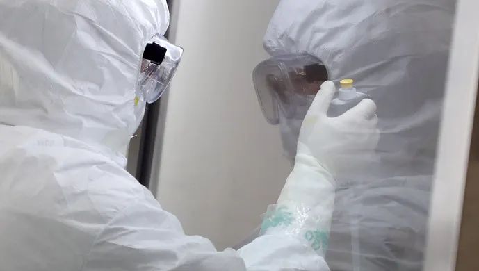 6名华人坐飞机回国感染 登机前阴性 落地后阳性 全机187人隔离 航班熔断!
