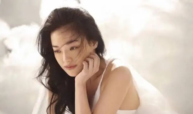 华人艳星惨进ICU 险没命! 当年一脱成名 投靠亿万富豪 如今竟落魄到…