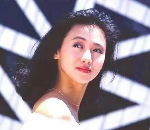华人艳星惨进ICU 险没命! 当年一脱成名 投靠亿万富豪 如今竟落魄到…