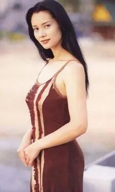 华人艳星惨进ICU 险没命! 当年一脱成名 投靠亿万富豪 如今竟落魄到…