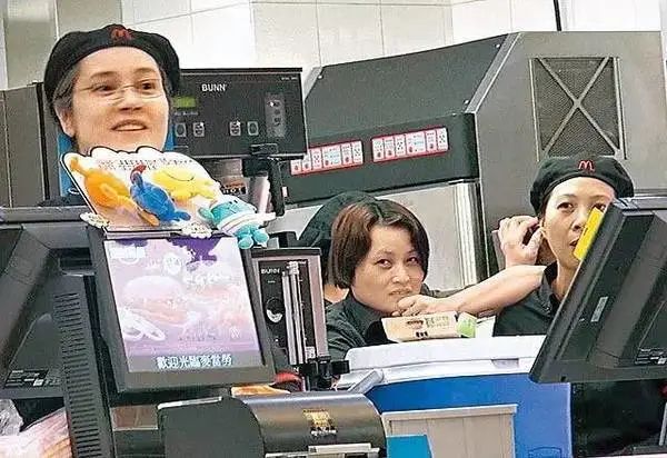 华人艳星惨进ICU 险没命! 当年一脱成名 投靠亿万富豪 如今竟落魄到…