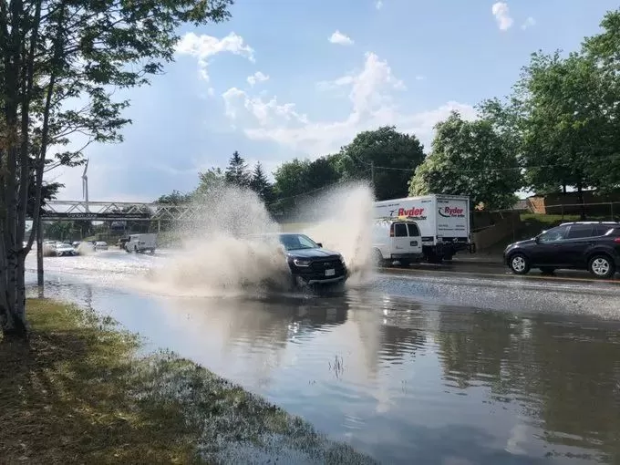 恐怖! 加拿大遭重大洪水袭击 雷暴狂劈…极端灾难攻城 一片哀嚎