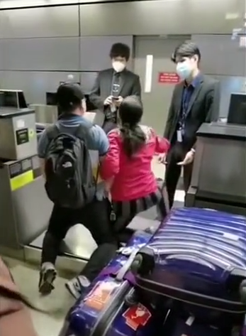 下跪求回国! 华人夫妇在机场嚎啕大哭: 放我们上飞机吧 给你跪下了!