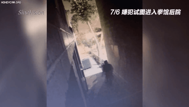 威猛! 黑人男子砸华人家门 惨遭华裔拳王暴揍 老板娘端出猎枪就上!